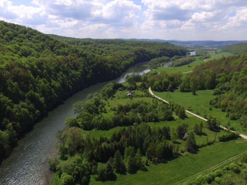 Bieszczadzka Kryjówka – domki nad Sanem